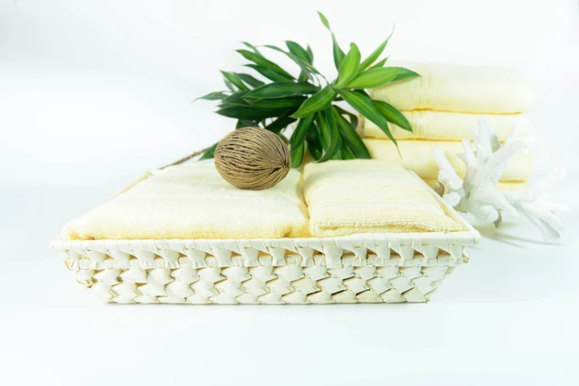 Chọn khăn và áo choàng mùa hè cho bé - Ảnh 1.