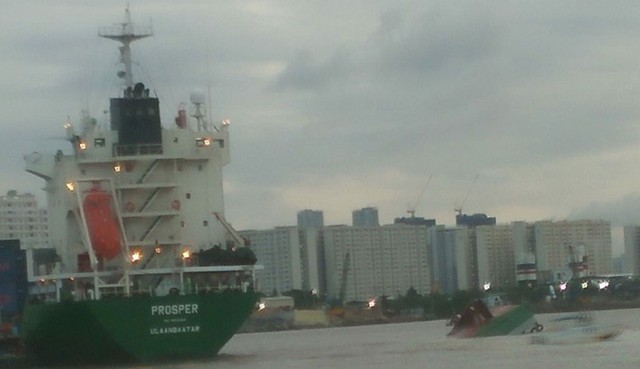 Tàu biển tông sà lan trên sông Sài Gòn, 2 người chết - Ảnh 1.