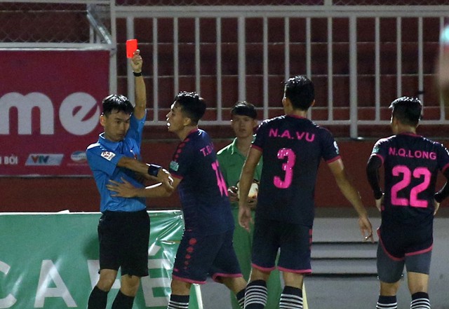 Cầu thủ Sài Gòn và Thanh Hóa suýt đánh nhau trong 10 phút cuối - Ảnh 4.