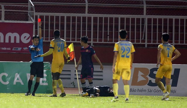Cầu thủ Sài Gòn và Thanh Hóa suýt đánh nhau trong 10 phút cuối - Ảnh 5.