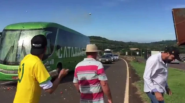 Cận cảnh tuyển Brazil được chào đón bằng... trứng thối! - Ảnh 1.