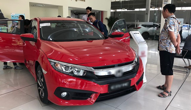Đại lý ôtô lại làm giá - Ảnh 1.