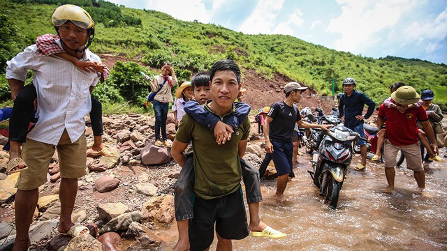 Cõng trẻ vượt suối đến lớp - Ảnh 1.