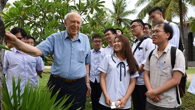 Giáo sư Friedman và câu chuyện truyền lửa đam mê khoa học - Ảnh 3.