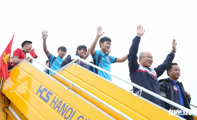 HLV Park Hang Seo và tuyển thủ U23 trở về trong vòng vây của người hâm mộ - Ảnh 1.