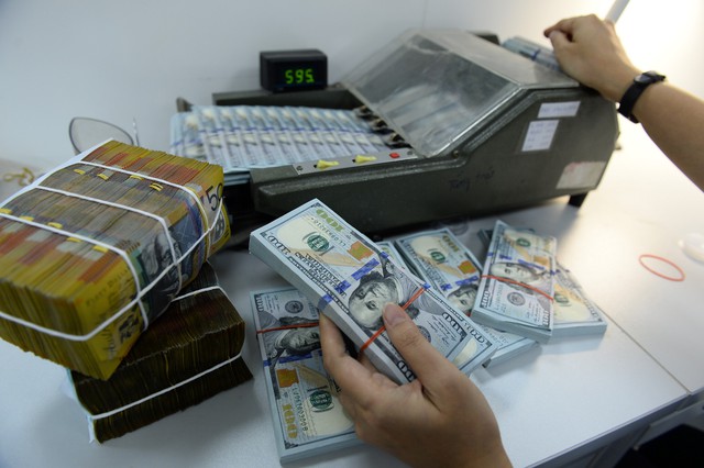 Nhiều ngoại tệ tăng giá mạnh - Ảnh 1.