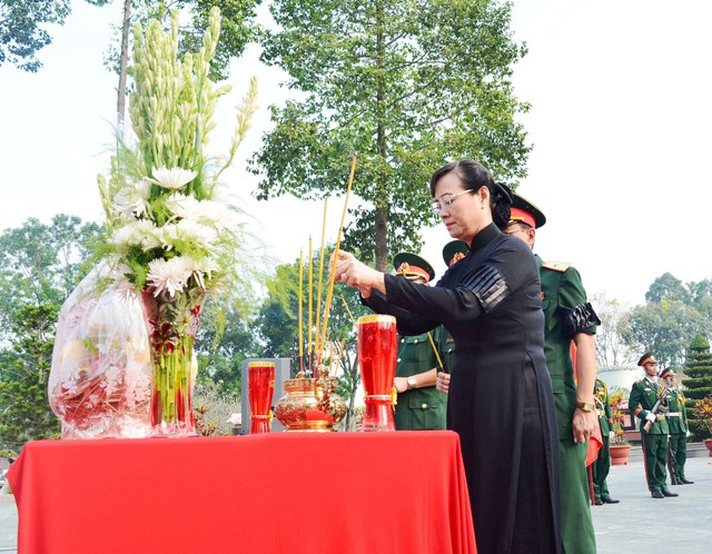 Truy điệu, an táng anh hùng liệt sĩ Đội phẫu thuật tiền phương Y4 - Ảnh 2.