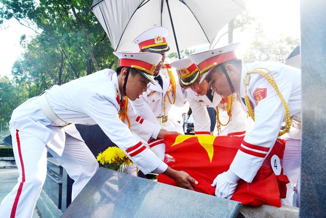 Truy điệu, an táng anh hùng liệt sĩ Đội phẫu thuật tiền phương Y4 - Ảnh 3.