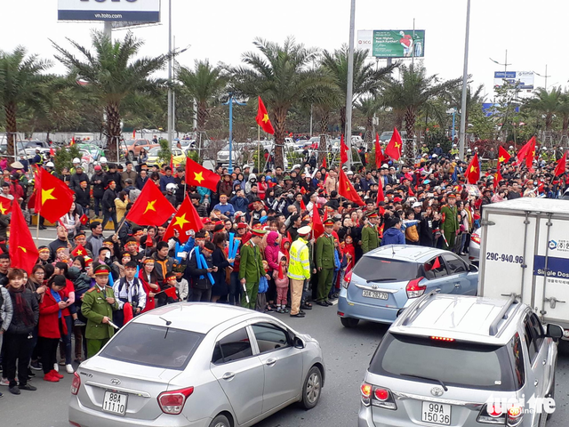 Hàng vạn cổ động viên ra sân bay Nội Bài đón U23 Việt Nam - Ảnh 2.
