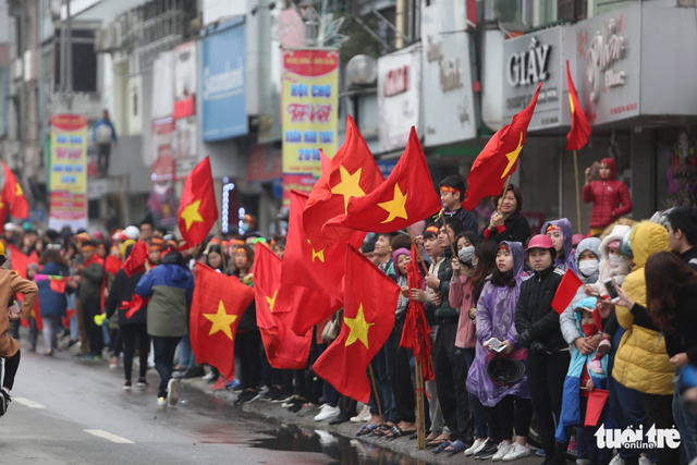 Máy bay chở U23 VN đáp muộn, hàng vạn người hâm mộ đang chờ - Ảnh 3.