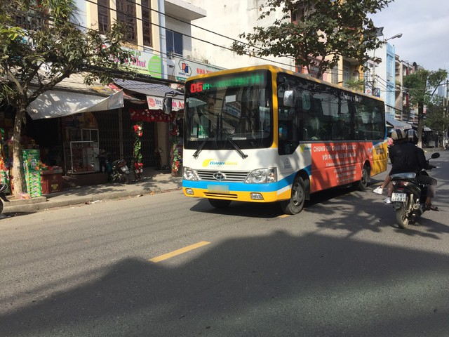 Kỷ luật nhân viên xe buýt chặt chém khách nước ngoài đến Hội An - Ảnh 1. Kỷ luật nhân viên xe buýt chặt chém khách nước ngoài đến Hội An - Ảnh 1.