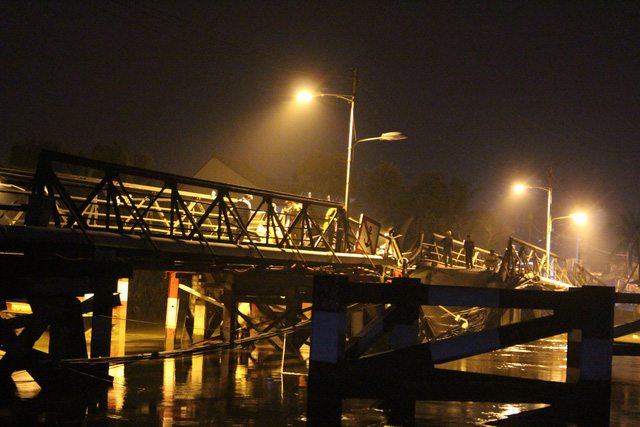 Sập cầu Long Kiển, hàng trăm người trắng đêm sửa chữa - Ảnh 1.
