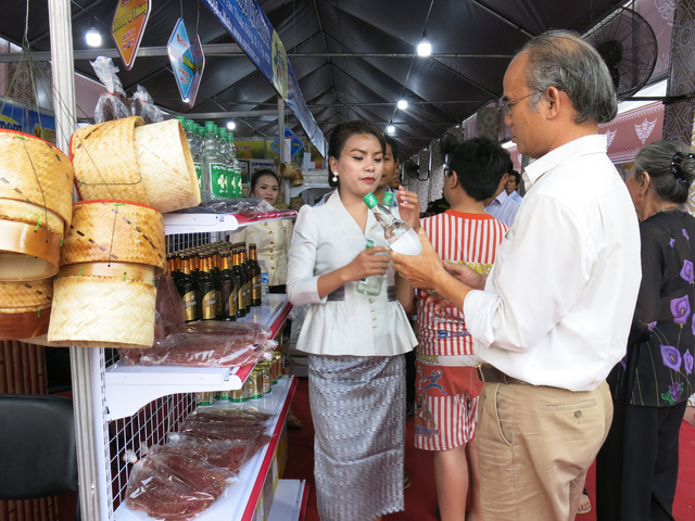 Trang phục Lào nữ - Đỏ đô - Trang phục biểu diễn Hoa Mai