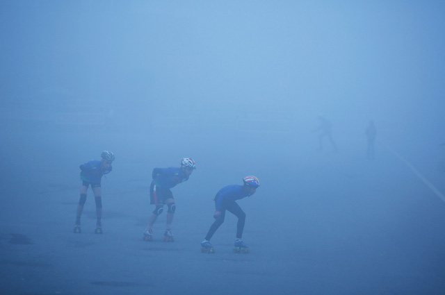 Trời mù sương và nhiệt độ xuống thấp ở New Delhi (Ấn Độ) sáng 7-1 - Ảnh: REUTERS