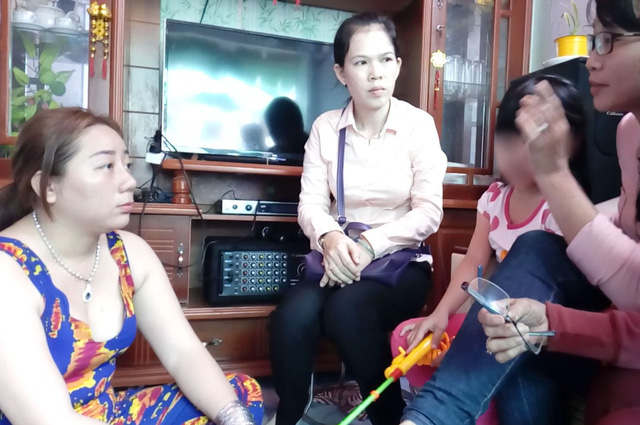 Bé gái nghi bị dí sắt nung có dấu hiệu trầm cảm - Ảnh 1.
