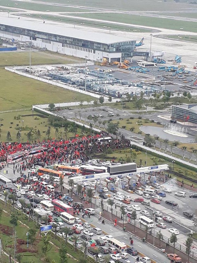 Hàng vạn cổ động viên ra sân bay Nội Bài đón U23 Việt Nam - Ảnh 1.