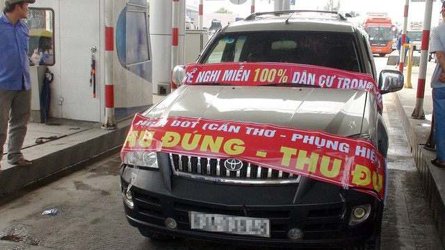 Tài xế đậu kín 6 làn xe, BOT Cần Thơ - Phụng Hiệp ùn tắc kéo dài - Ảnh 2.