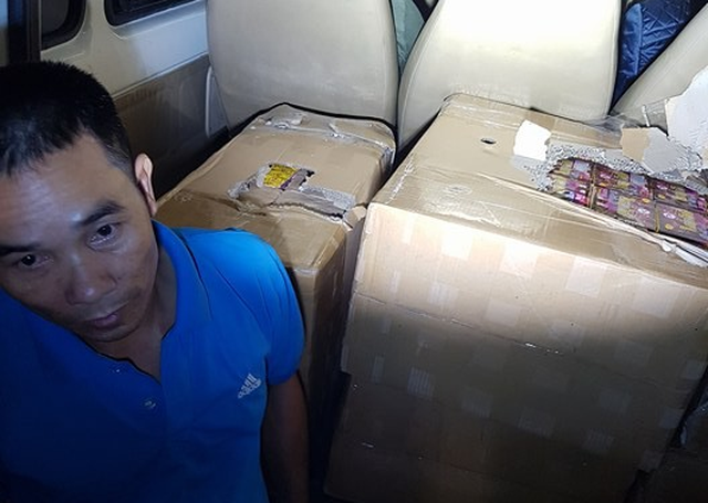 Bắt xe khách chở 300kg pháo - Ảnh 1.