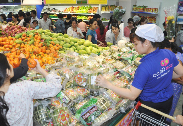 Hệ thống siêu thị Co.opmart bắt đầu giảm giá hàng hóa Tết - Ảnh 1.