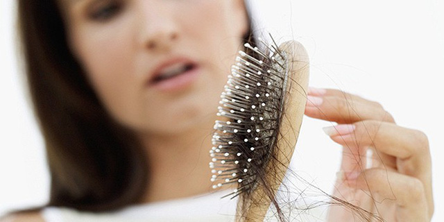 Tình trạng rụng tóc ở nữ giới nguyên do đâu và cách hạn chế