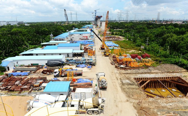 Cao tốc Bến Lức - Long Thành đang được xây dựng đoạn qua huyện Nhà Bè, TP.HCM - Ảnh: QUANG ĐỊNH