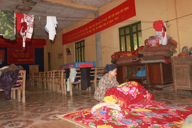 Sau lũ quét 3 tháng, hàng chục hộ dân vẫn ở lều chờ đất tái định cư - Ảnh 2.
