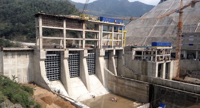 Thuỷ điện Bắc Mê bất ngờ xả lũ, 4 nhà dân bị lở nứt - Ảnh 1.