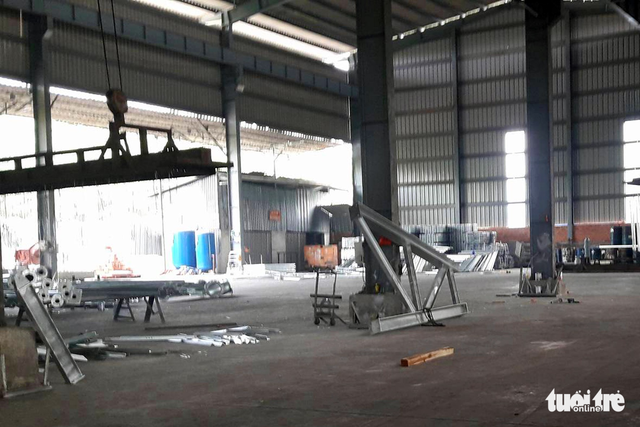 Một công nhân bị khung sắt nặng hơn nửa tấn đè chết - Ảnh 1.