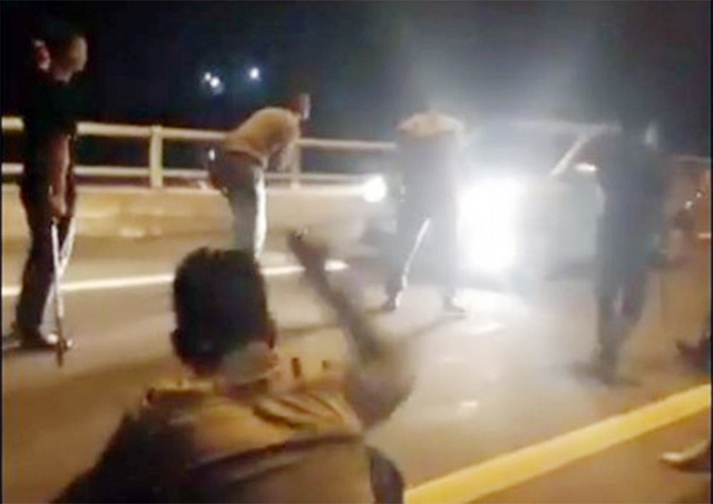 Khởi tố 10 thanh niên  livestream  chặn xe xin đểu trên cao tốc - Ảnh 1.