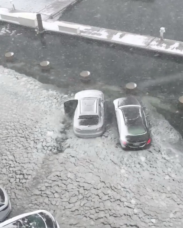 Xe hơi bị đóng băng do nước lụt tràn lên phố và đông cứng khi nhiệt độ xuống thấp ở TP Boston, bang Massachusetts - Ảnh: REUTERS