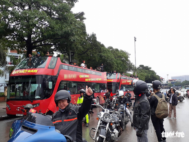 Tường thuật trực tiếp lễ đón đội tuyển U23 Việt Nam trở về nước Xe-bus-2-1517107722436-1517107740954