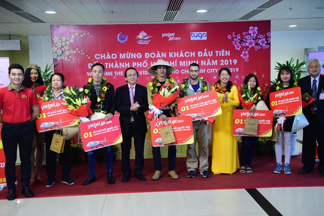 TP.HCM đón những vị khách xông đất năm 2019 - Ảnh 3. TP.HCM đón những vị khách xông đất năm 2019 - Ảnh 3.