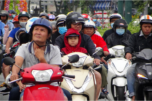 Sài Gòn se lạnh, người dân thích thú - Ảnh 1.