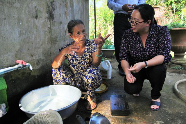 Đến nước uống còn xót, nói chi đến tắm giặt - Ảnh 1. Đến nước uống còn xót, nói chi đến tắm giặt - Ảnh 1.