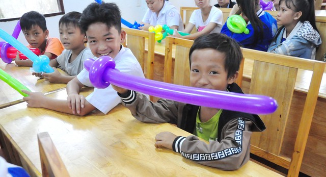 Công đoàn báo Tuổi Trẻ trao 124 suất quà tết đến học trò nghèo - Ảnh 3. Công đoàn báo Tuổi Trẻ trao 124 suất quà tết đến học trò nghèo - Ảnh 3.
