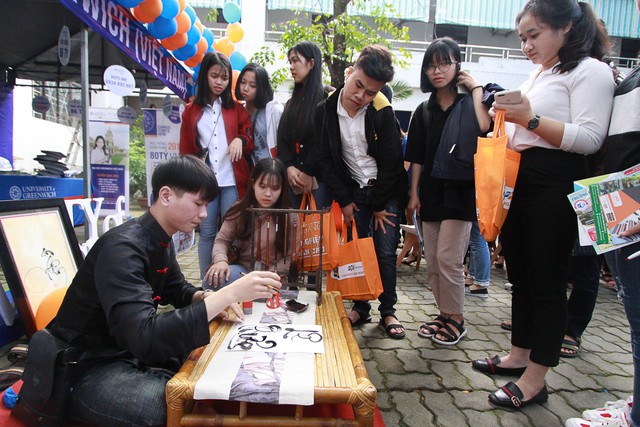 Sôi nổi ngày hội tư vấn tuyển sinh - hướng nghiệp 2019 tại Đà Nẵng - Ảnh 9. Sôi nổi ngày hội tư vấn tuyển sinh - hướng nghiệp 2019 tại Đà Nẵng - Ảnh 9.