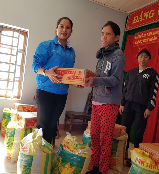 Trao 550 phần quà cho bà con nghèo ở Tây Nguyên - Ảnh 2. Trao 550 phần quà cho bà con nghèo ở Tây Nguyên - Ảnh 2.