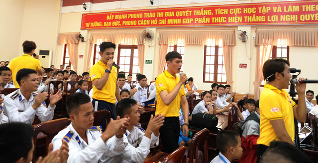 Nghệ sĩ TP HCM giao lưu với chiến sĩ Vùng Cảnh sát biển 2 - Ảnh 1. Nghệ sĩ TP HCM giao lưu với chiến sĩ Vùng Cảnh sát biển 2 - Ảnh 1.