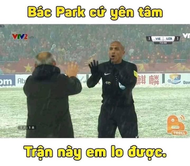 Cổ động viên Việt tặng trọng tài Oman dầu gội đầu và mời... ăn bún mắm - Ảnh 4.