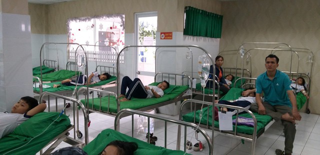 Sau tiệc tất niên, hàng chục học sinh tiểu học nhập viện - Ảnh 1.