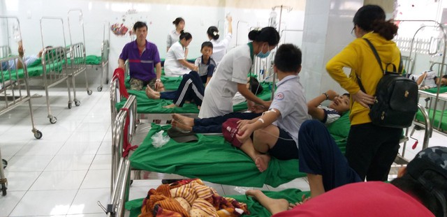 Sau tiệc tất niên, hàng chục học sinh tiểu học nhập viện - Ảnh 2.