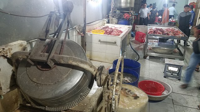 Sách bò ngâm vôi bột cho trắng để phục vụ khách - Ảnh 3.