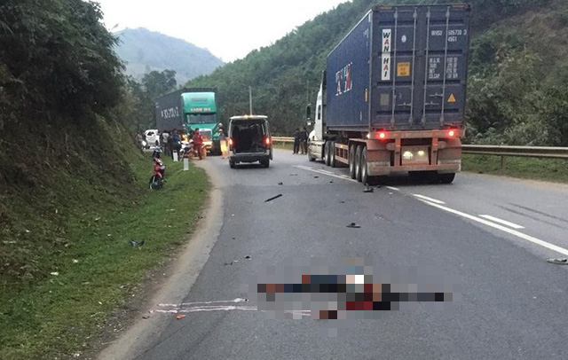 Quốc lộ 9 một ngày 2 vụ tai nạn xe container nghiêm trọng, 3 người chết - Ảnh 1.