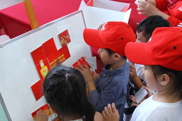 Thí sinh ‘Biệt Tài Tí Hon’ khám phá nhà máy tinh luyện dầu ăn từ cá - Ảnh 3.
