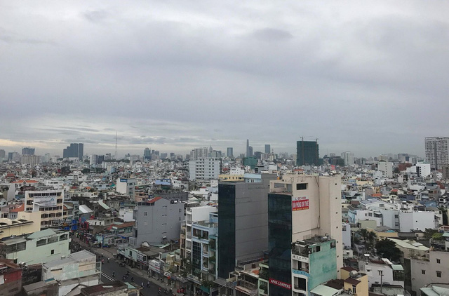 Người Sài Gòn đón năm mới trong se lạnh, mưa rào - Ảnh 2. Người Sài Gòn đón năm mới trong se lạnh, mưa rào - Ảnh 2.