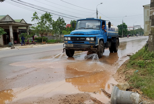 Dân chặn xe tải vì để bùn đất rơi đầy đường - Ảnh 4. Dân chặn xe tải vì để bùn đất rơi đầy đường - Ảnh 4.