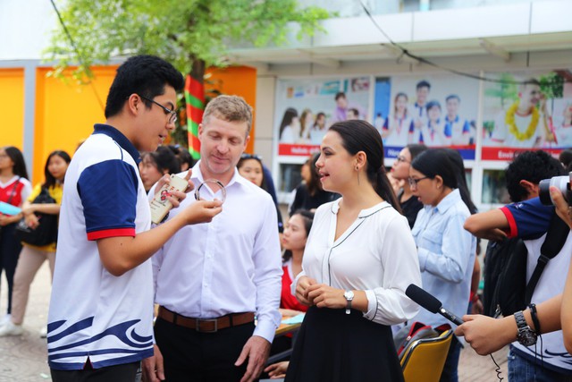 Không gian Tết Việt độc đáo tại Trường ĐH Kinh tế - Tài chính TP.HCM - Ảnh 4.