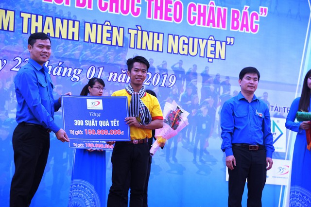 4 thanh niên cứu người trong lũ được trao, truy tặng huy hiệu Tuổi trẻ dũng cảm - Ảnh 3. 4 thanh niên cứu người trong lũ được trao, truy tặng huy hiệu Tuổi trẻ dũng cảm - Ảnh 3.