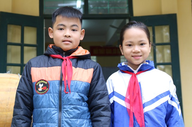 Trao giấy khen cho học sinh lớp 6 dũng cảm cứu bạn khỏi đuối nước - Ảnh 2. Trao giấy khen cho học sinh lớp 6 dũng cảm cứu bạn khỏi đuối nước - Ảnh 2.