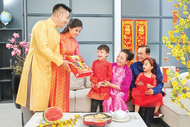 Thị trường quà biếu “cầu giàu” nhộp nhịp - Ảnh 2. Thị trường quà biếu “cầu giàu” nhộp nhịp - Ảnh 2.